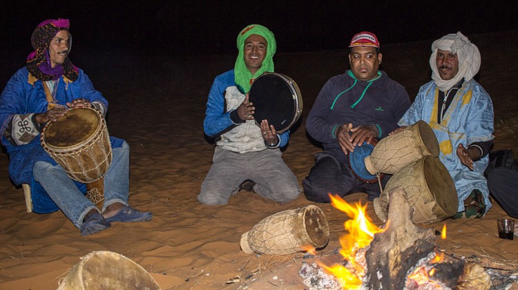 Músicos a tocar djembê num acampamento nas dunas de Erg Chebbi.