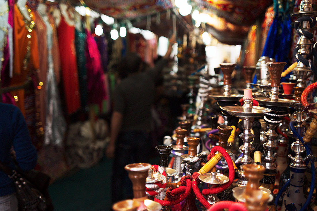 Banca cheia de cachimbos de água com vários tamanhos, cores e feitios, numa das ruas do Festival Islâmico de Mértola.