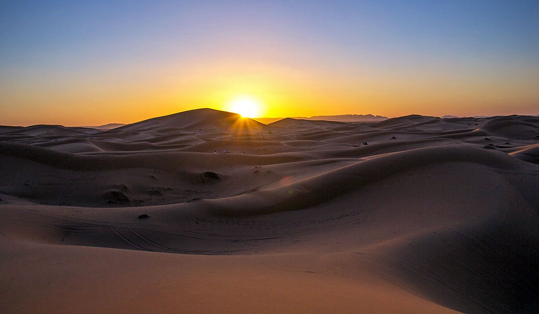 Nascer do sol nas dunas de Erg Chebbi, em Marrocos.