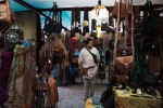 Tenda com vendedor marroquino e muitos produtos de marroquinaria durante o Festival Islâmico de Mértola.