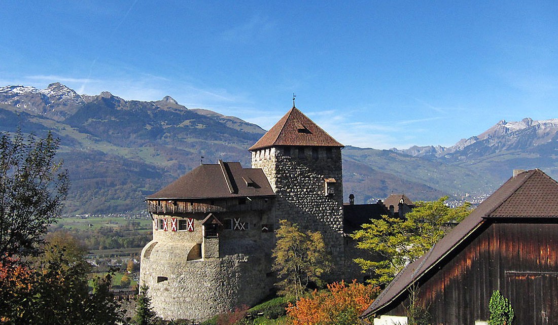Castelo de Vaduz, conhecido como Schloss, junto ao monte Alpspitz, no Liechtenstein.