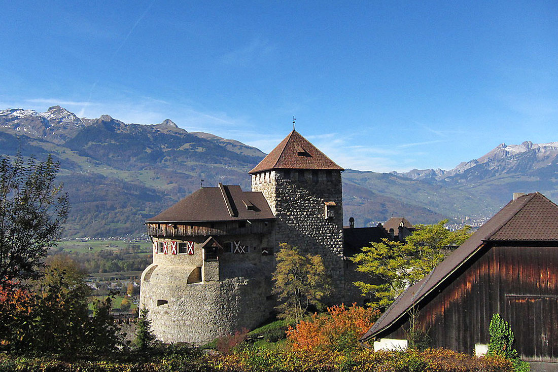 Castelo de Vaduz, conhecido como Schloss, junto ao monte Alpspitz, no Liechtenstein.