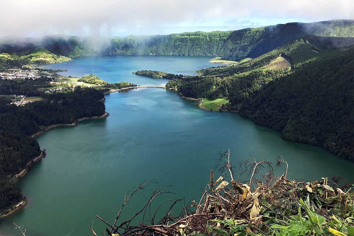 Lagoa das Sete Cidades, em São Miguel, Açores, coberta de nuvens e de alguns rasgos de sol.