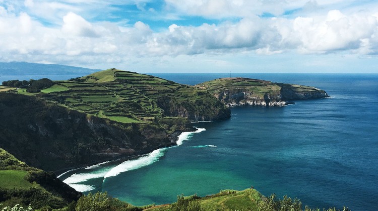 Península com campos de cultivo que rasga o mar na ilha de São Miguel, Açores.
