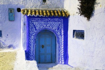 Porta decorada a azul de uma das muitas casas da medina de Chefchaouen.