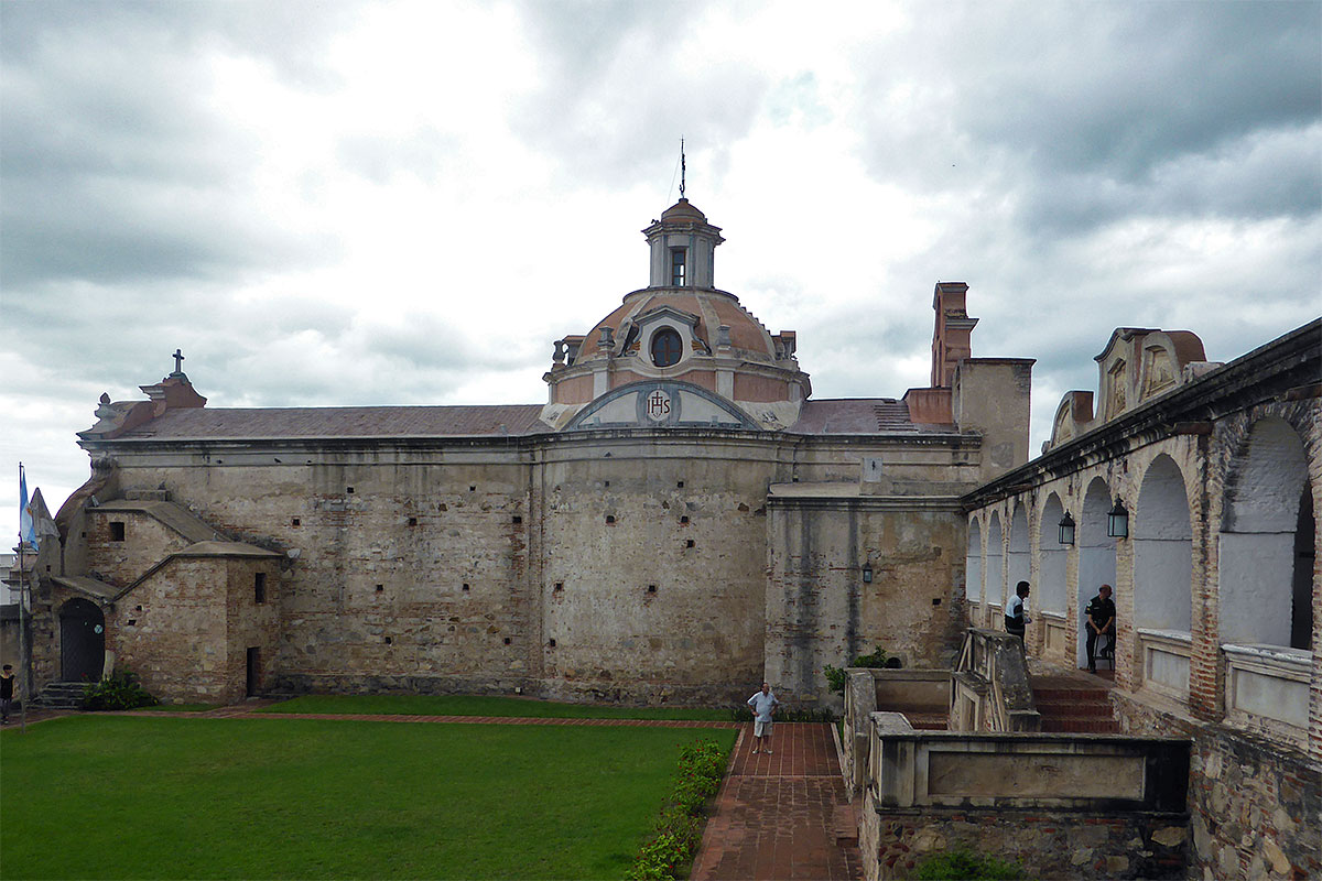 Jardim, arcadas e igreja do museu nacional Estancia Jesuítica, Alta Gracia, Argentina.