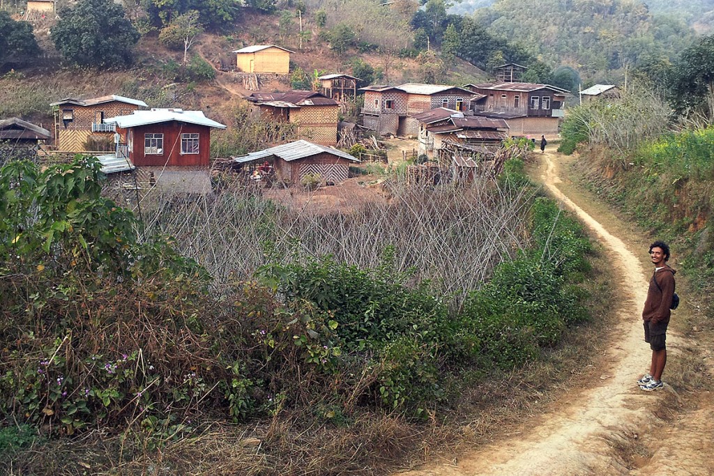 Aldeia com casas de madeira nas montanhas de shan, em Myanmar.