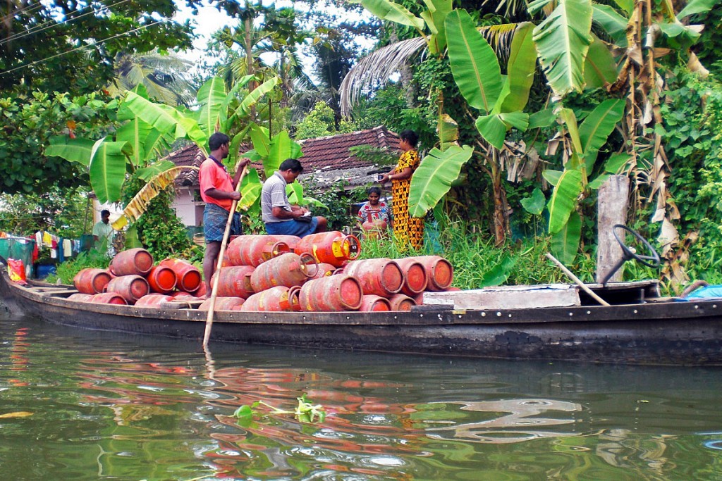 Barco com vendedor de gás em garrafa nos remansos de Alappuzha.