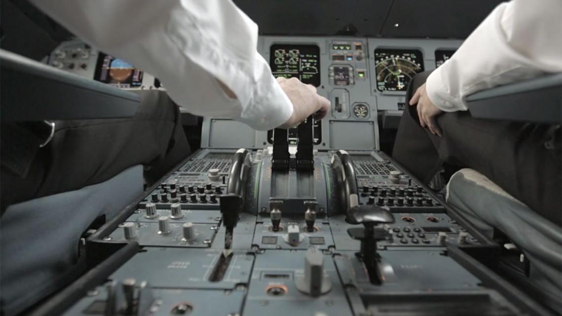 Preparação para voar no cockpit de um Airbus A320 da companhia aérea Swiss.