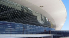 Exterior do terminal futurista do aeroporto de Montevidéu, no Uruguai, um dos aeroportos com uma arquitectura arrojada.