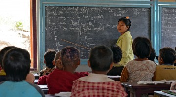 Professora e alunos na sala de aula de uma escola nas montanhas de Shan, em Myanmar.