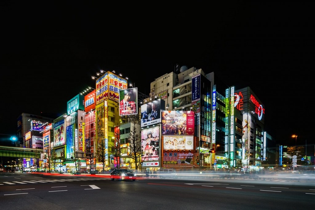 Prédios iluminados por néones no distrito de Akihabara em Tóquio.