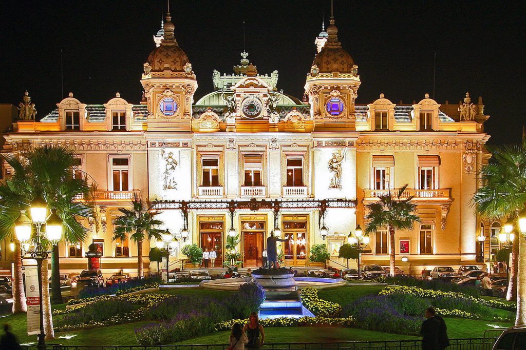 Casino Real de Monte Carlo iluminado à noite.