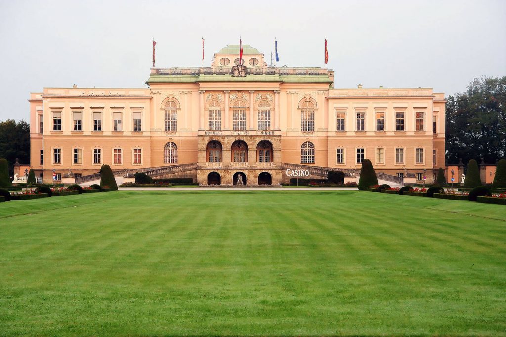 Edificio do casino Schloss Klessheim, com grande campo relvado, em Salzburgo