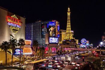 Avenida com Torre Eiffel na cidades de Las Vegas