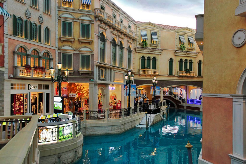 Canais e edifícios venezianos, na réplica construída pelo hotel-casino The Venetian Macau