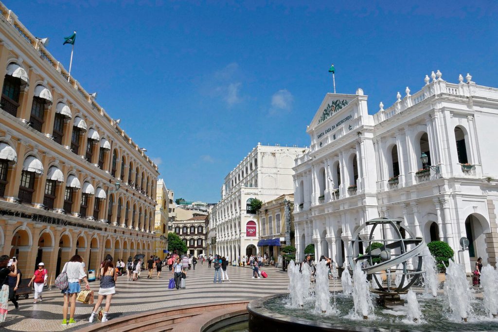 Fonte com esfera armilar, edificios coloniais e santa cada da misericordia, no largo do senado, em macau.