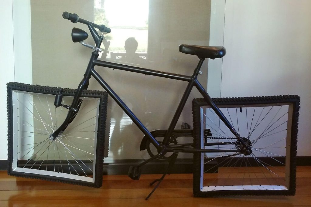 Bicicleta com rodas quadradas no Instituto Juarez Machado