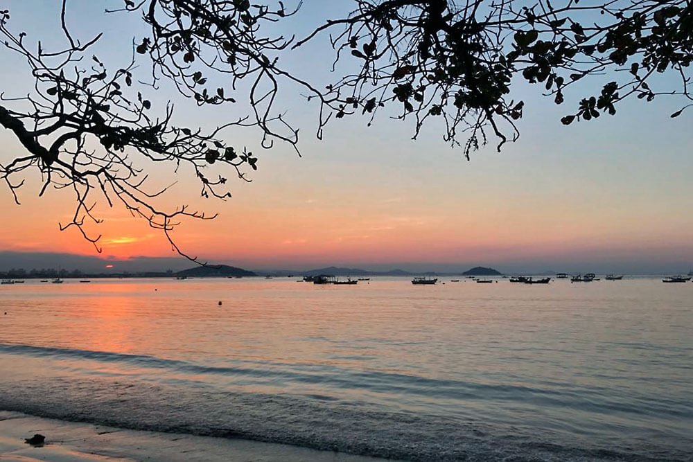 Pôr-do-sol numa praia de Penha, Estado de Santa Cararina, no Brasil.