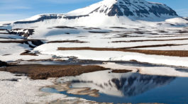 Montanhas geladas com neve na Islândia