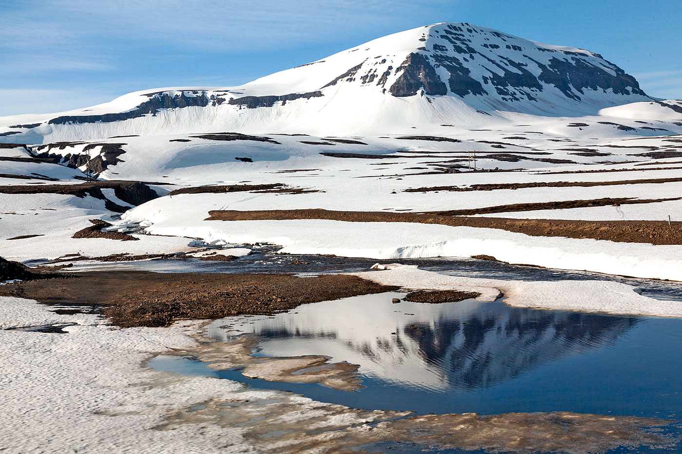 Montanhas geladas com neve na Islândia