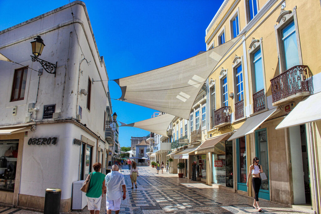 Rua comercial na cidade de Faro, Algarve